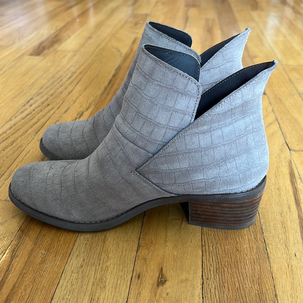 Stylish gray ankle boot NWOT